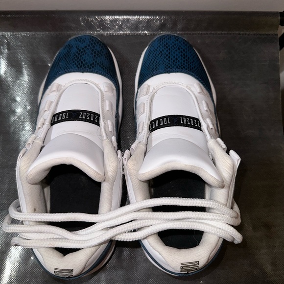 Air Jordans 11 - Picture 3 of 5